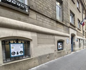 Venez découvrir l'expo 100 rue Pierre-Nicole sur la façade de l'établissement du Collège Sévigné